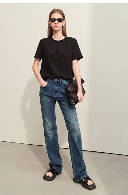 Damen T-Shirt im minimalistischen Stil mit modischer Stickerei und O-Ausschnitt