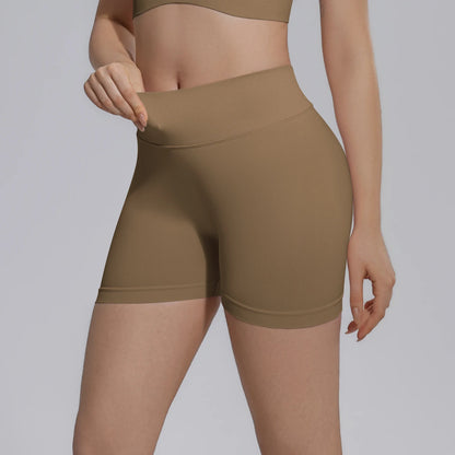 Nahtlose Yogashorts für Damen in Olivbraun, Seitenansicht mit glatter Oberfläche