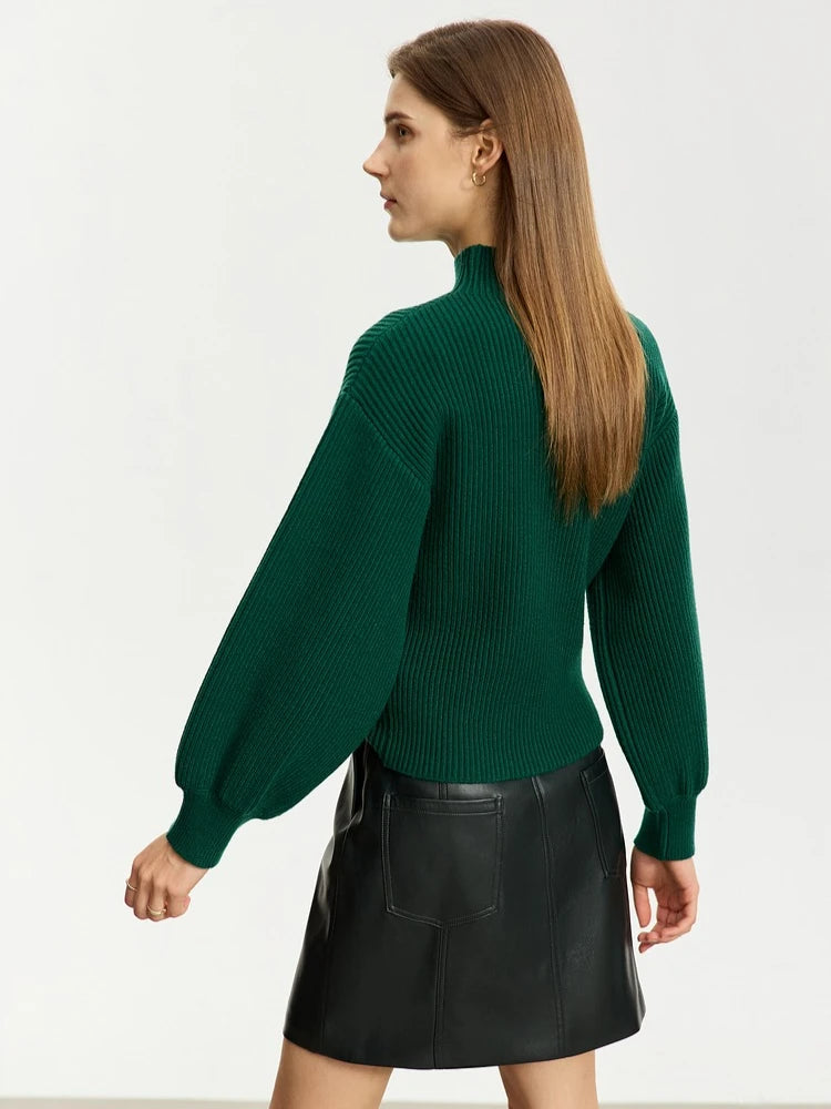 Grüner Wollpullover mit Stehkragen, Rippenstrick und weiten Ärmeln, Rückansicht