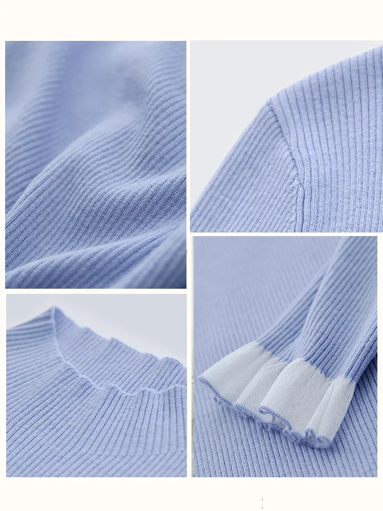 Detailansicht Stoff: hellblauer Strickpullover mit gerippter Oberfläche und Saum