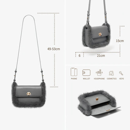 Graue Schultertasche mit Fellbesatz, Umschlagklappe und goldener Verschlussöse
