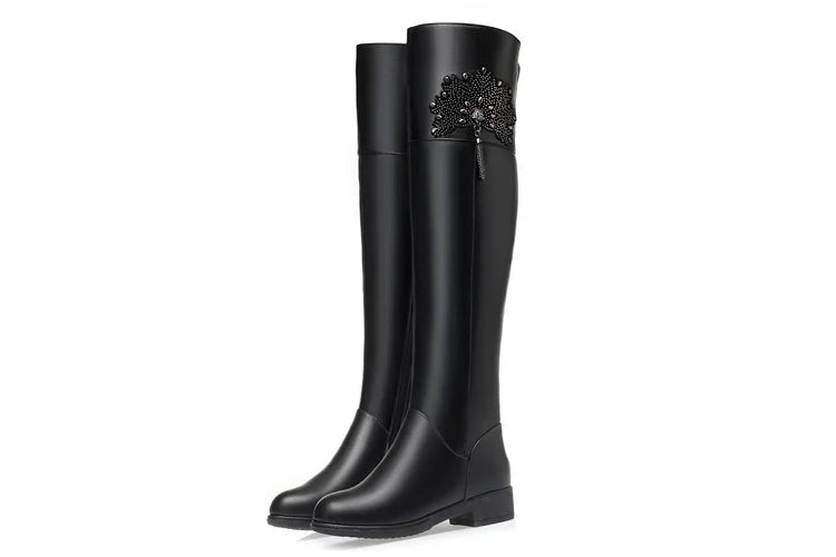 Overknee-Stiefel aus schwarzem Leder mit Strassapplikation am Schaft