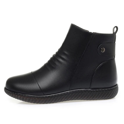 Schwarzer Kurzstiefel aus Leder, flache Profilsohle, seitlicher Riemen und Öse