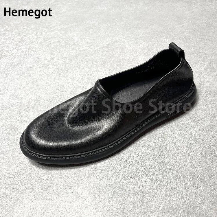 Schwarzer Leder-Slip-on-Loafer mit runder Vorderkappe und flacher Sohle