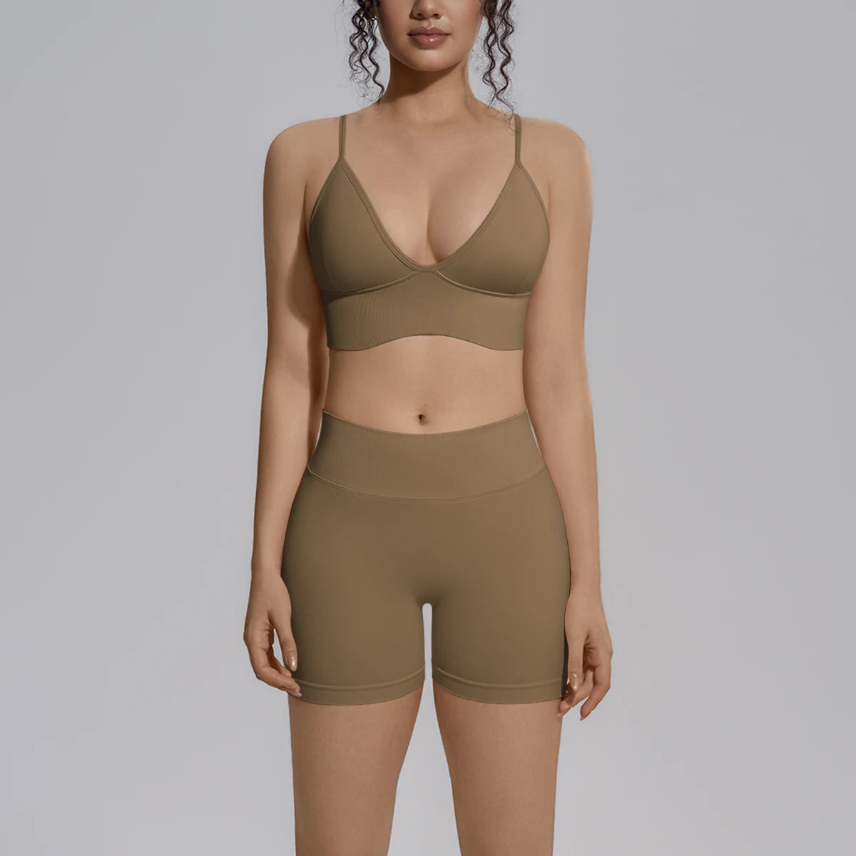 Damen Yoga-Set in Hellbraun: BH mit Trägern und Hotpants mit hoher Taille, vorne