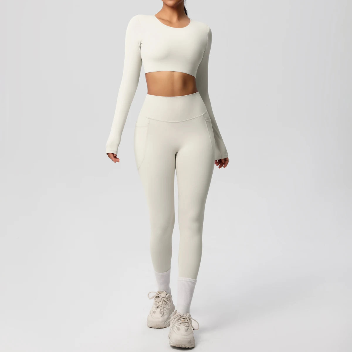 Hellivoryfarbenes Yoga-Set mit langen Ärmeln und Leggings mit weißem Kniesaum