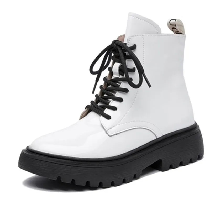 Weiße Schnür-Stiefelette aus glattem Obermaterial mit breiter Profilsohle