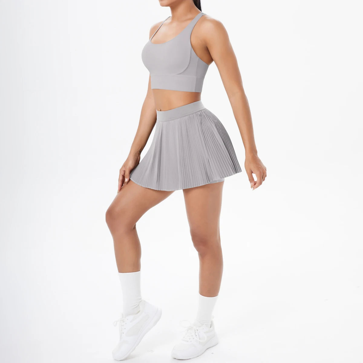 Hellgraues Yoga-Set mit Crop-Top und Faltenrock