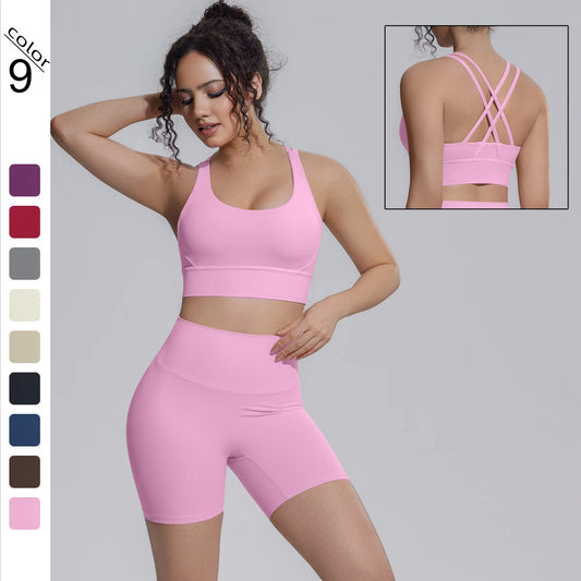 Rosa Yoga-Set: rückfreies Sporttop mit gekreuzten Trägern und Shorts