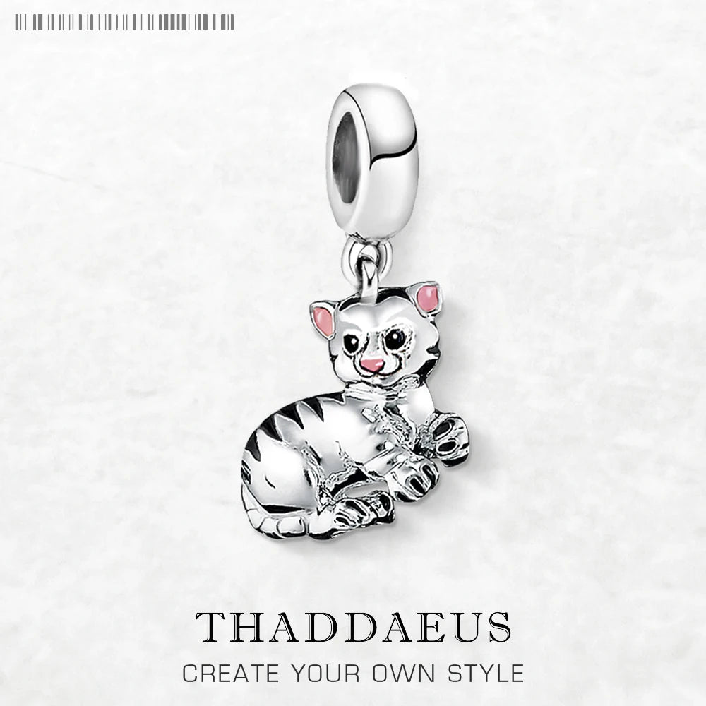 Silberner Charm-Anhänger aus 925 Sterling mit liegendem Katzenmotiv, pinken Ohren