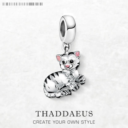 Silberner Charm-Anhänger aus 925 Sterling mit liegendem Katzenmotiv, pinken Ohren