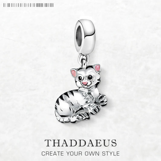 Silberner Charm-Anhänger aus 925 Sterling mit liegendem Katzenmotiv, pinken Ohren