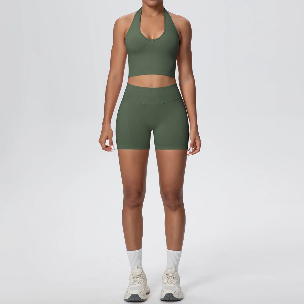 Damen-Yoga-Set in Olivgrün: ärmelloses Sporttop und hoch taillierte Shorts, Vorderansicht