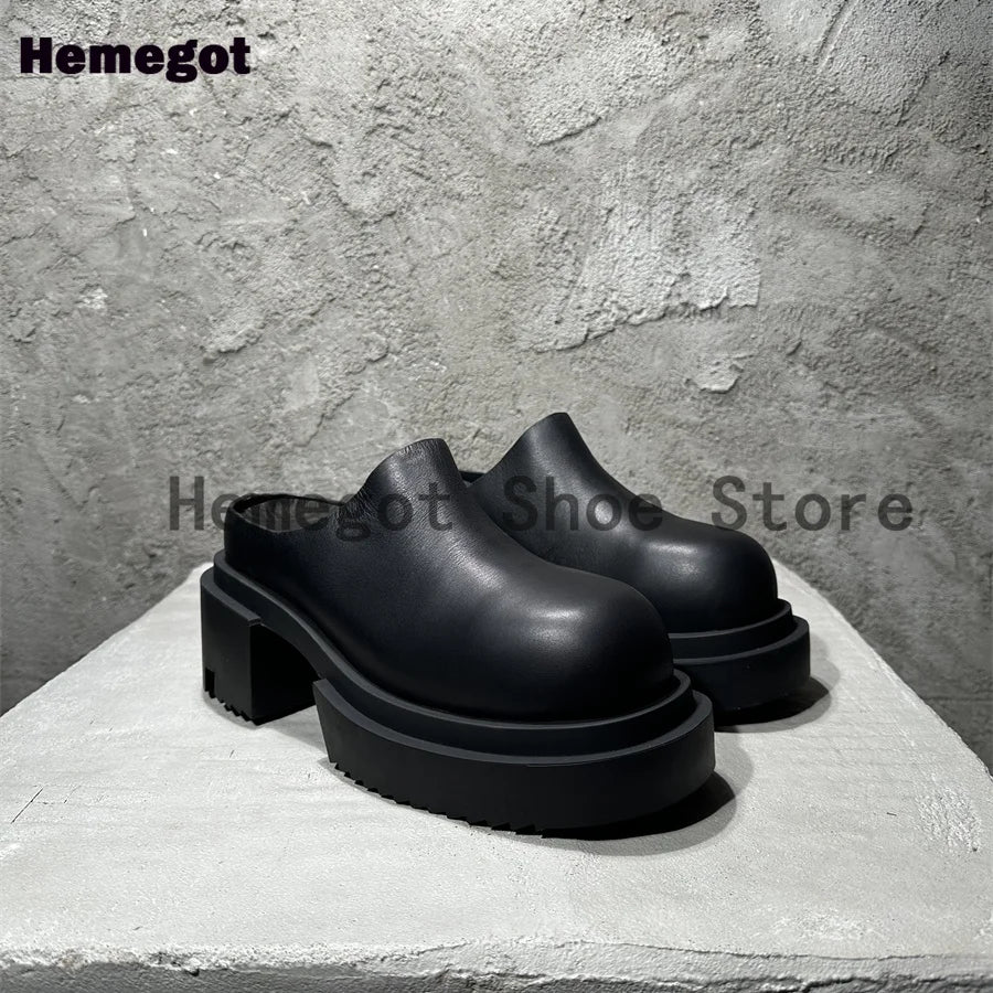Schwarze Ledermules für Herren von schräg hinten, Blockabsatz und dicke Profilsohle