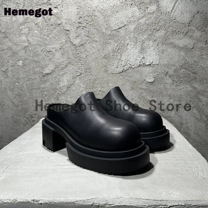Schwarze Ledermules für Herren von schräg hinten, Blockabsatz und dicke Profilsohle