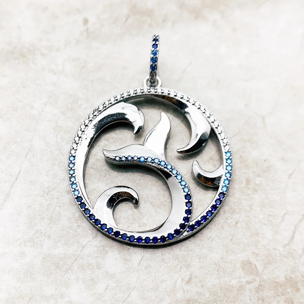 Runder Delfin-Anhänger aus 925 Sterlingsilber mit blauem Steinbesatz