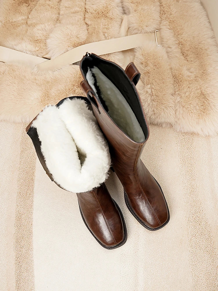 Braune Damenstiefel mit Wollfutter innen, offener Blick auf die Innensohle