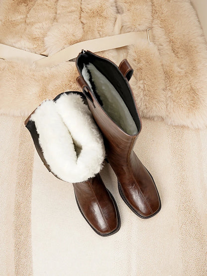 Braune Damenstiefel mit Wollfutter innen, offener Blick auf die Innensohle