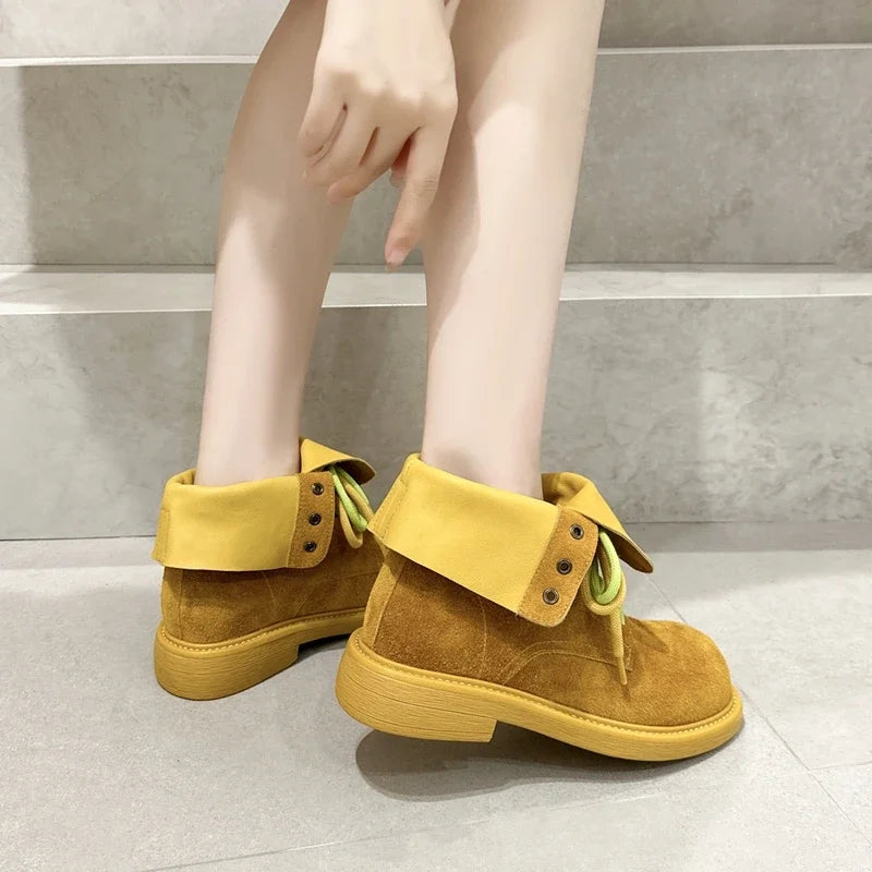 Gelbe Schnür-Stiefeletten aus Veloursleder mit Kunstfellfutter und flacher Profilsohle