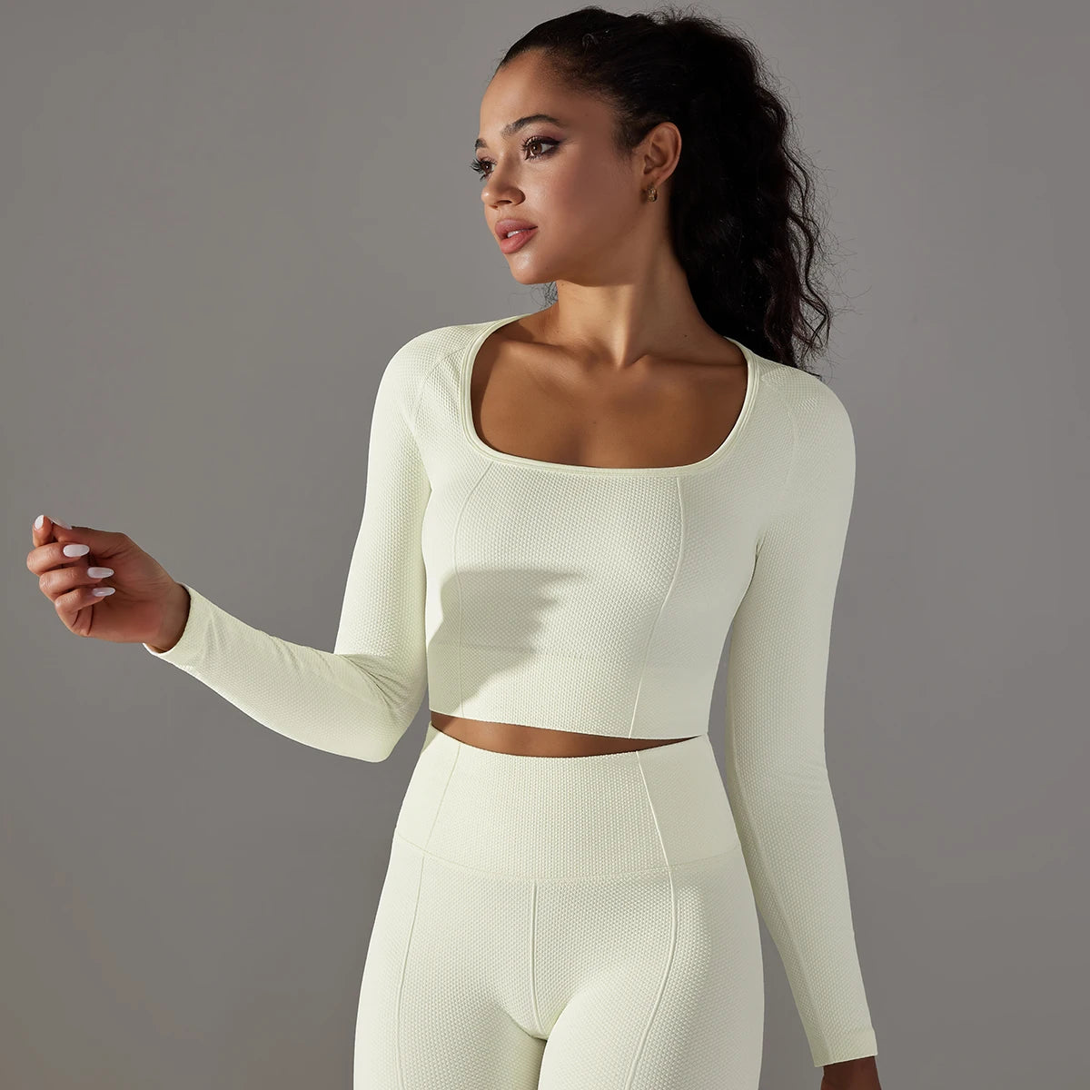 Cremefarbenes Langarm-Yoga-Shirt mit Rundhalsausschnitt, eng anliegend, bis zur Taille