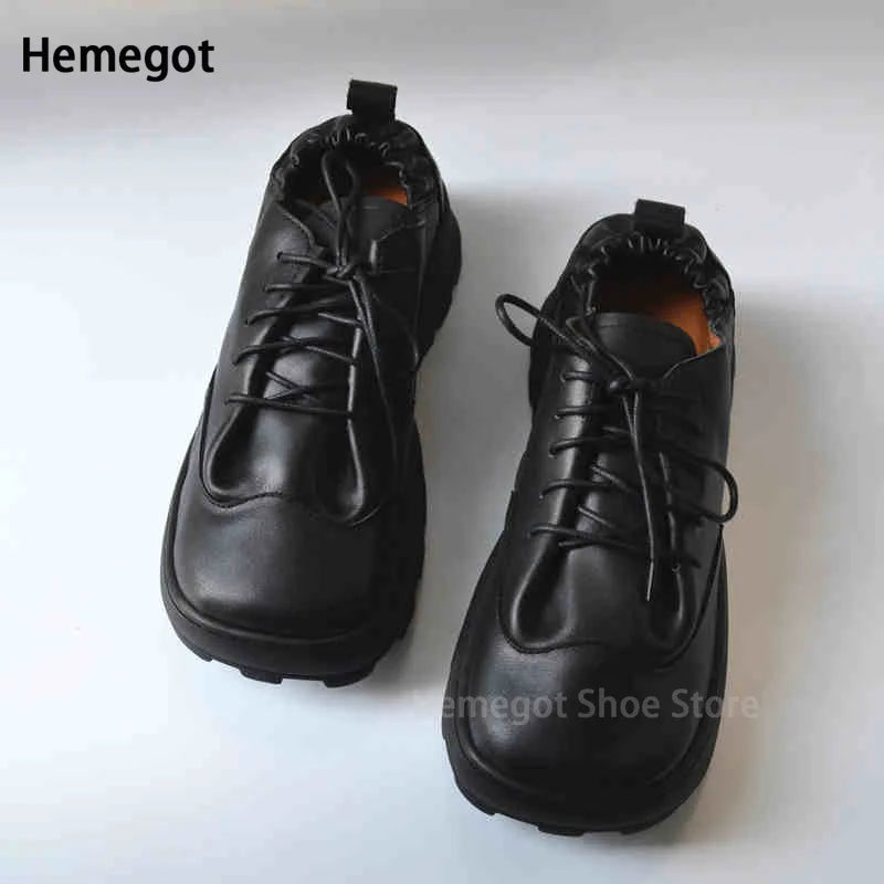 Herren-Schnürschuhe aus Lederoptik, schwarz, mit profilierter Sohle und Ösen