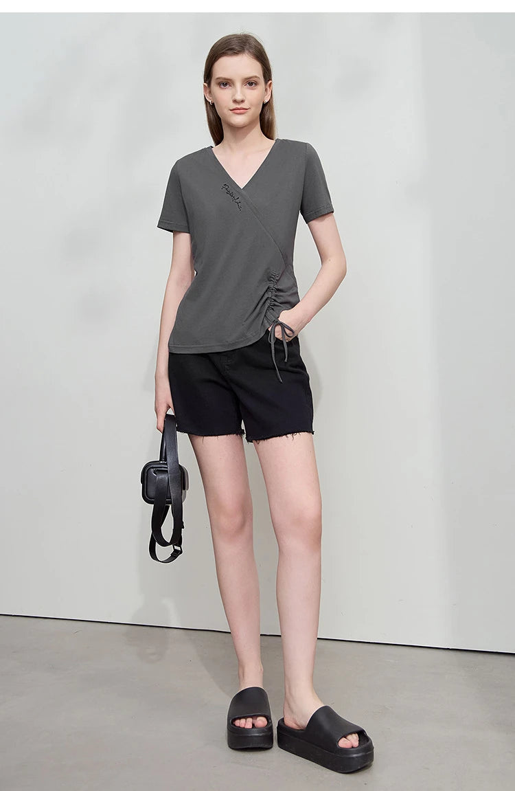 Damen T-Shirt im minimalistischem Stil mit V-Ausschnitt und Plissee-Details