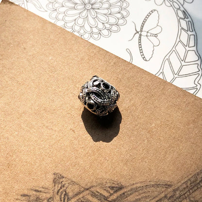 Schmuckperle mit schwarzem Ornament-Liebesknoten und detaillierter Gravur