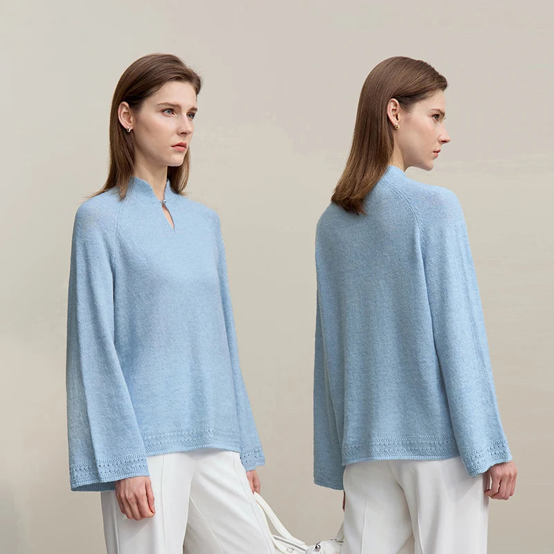 Heller blauer Wollstrickpullover mit Stehkragen und Cut-Out am Ausschnitt