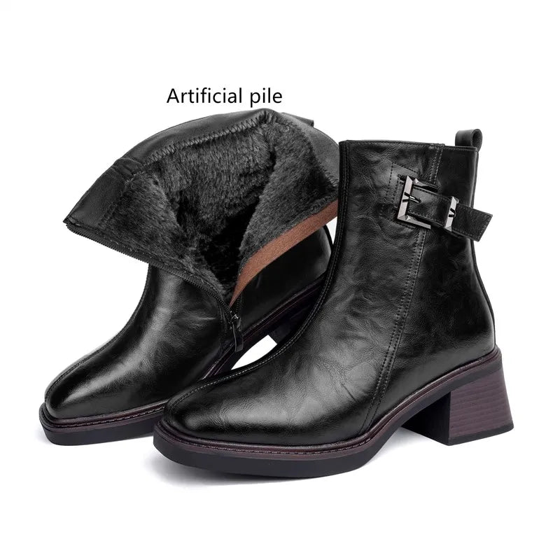 Schwarze Stiefelette mit eckiger Spitze, Blockabsatz und Kunstfell-Futter im Innenbereich