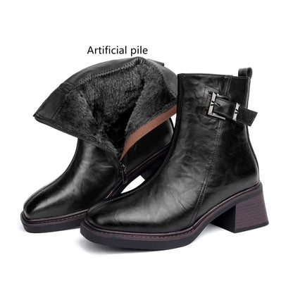 Schwarze Stiefelette mit eckiger Spitze, Blockabsatz und Kunstfell-Futter im Innenbereich