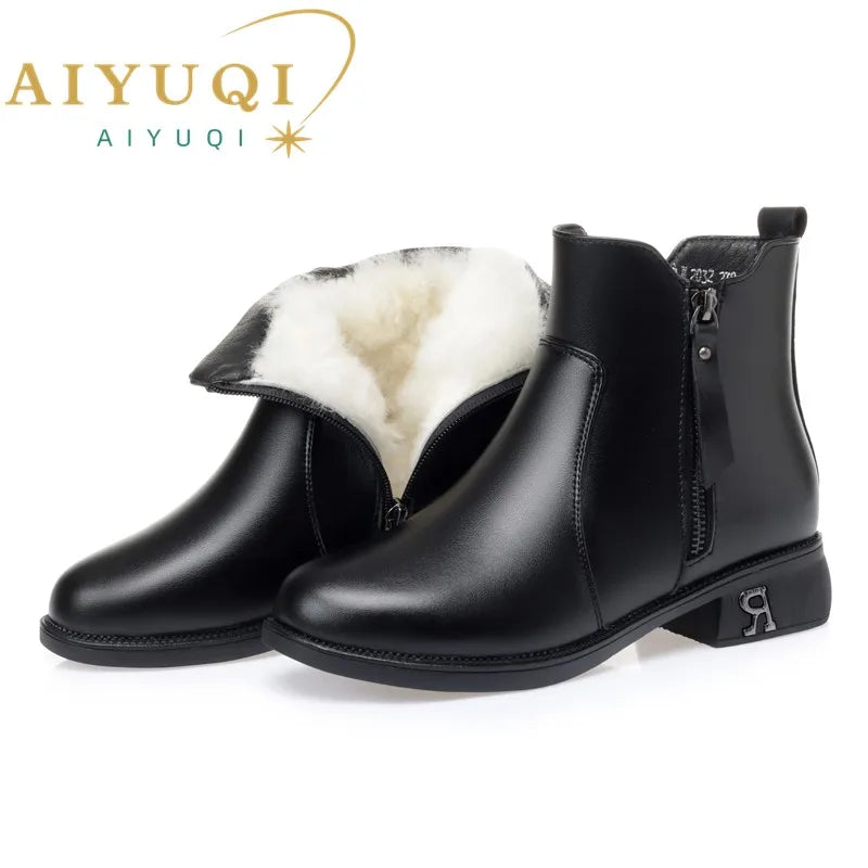 Schwarze Stiefelette mit Fellbesatz, seitlichem Reißverschluss und Blockabsatz.