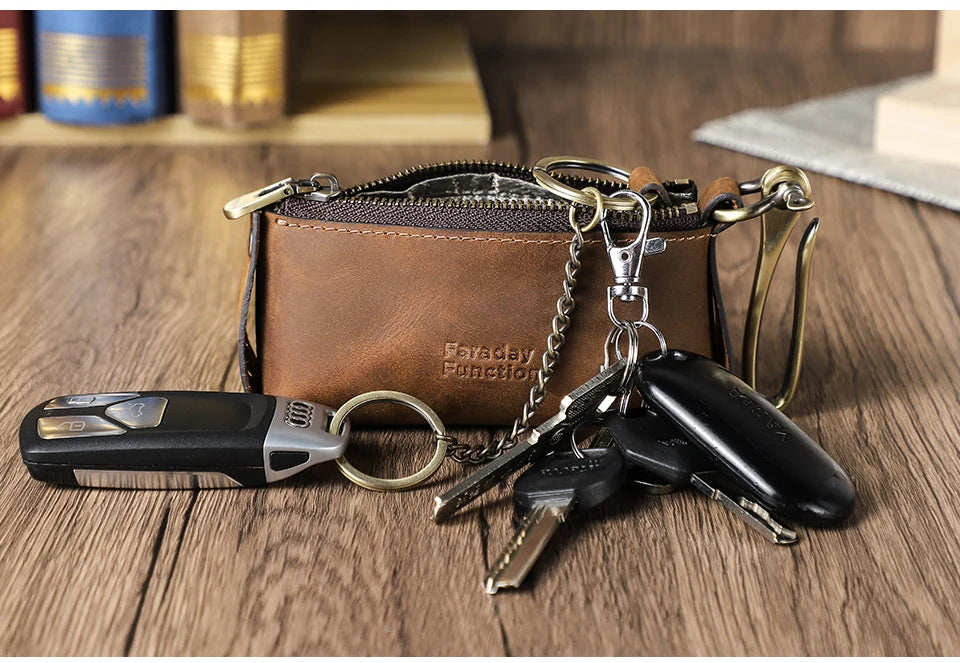 Leder-Schlüssel-Etui in Braun mit Schlüsselbund, Schlüsselanhängern und Metallösen