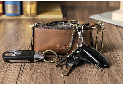 Leder-Schlüssel-Etui in Braun mit Schlüsselbund, Schlüsselanhängern und Metallösen