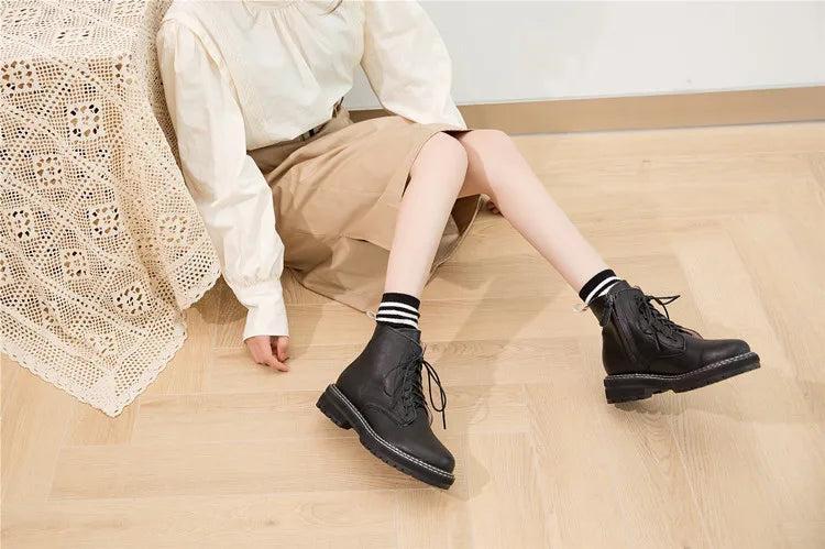 Schwarze Damenstiefeletten mit Schnürung und grober Sohle