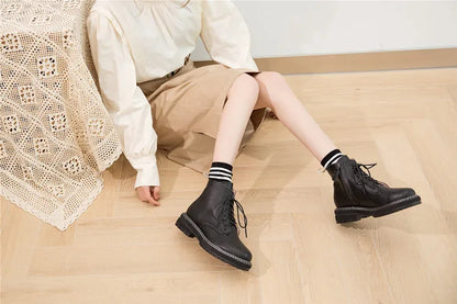 Schwarze Damenstiefeletten mit Schnürung und grober Sohle