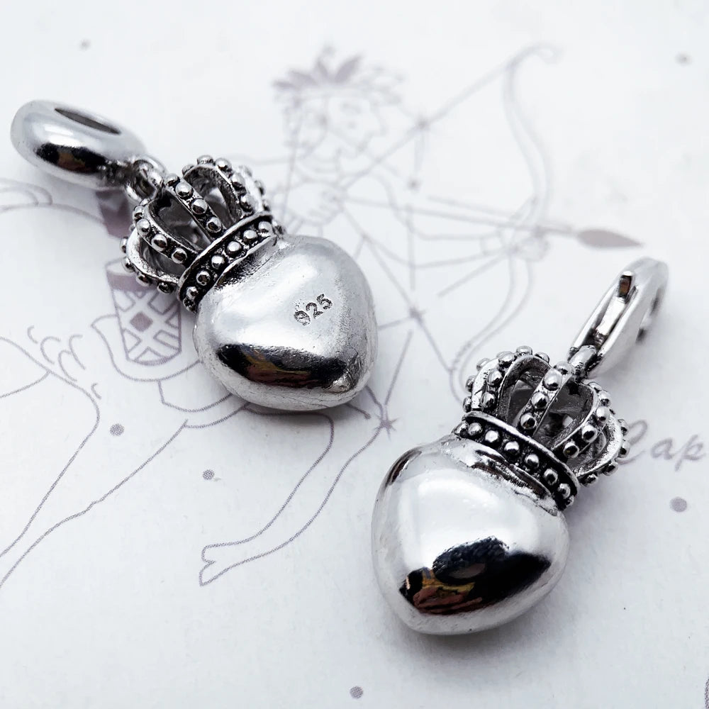 Zwei silberne Kronen-Herz-Charm-Anhänger aus 925er Sterlingsilber