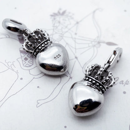 Zwei silberne Kronen-Herz-Charm-Anhänger aus 925er Sterlingsilber