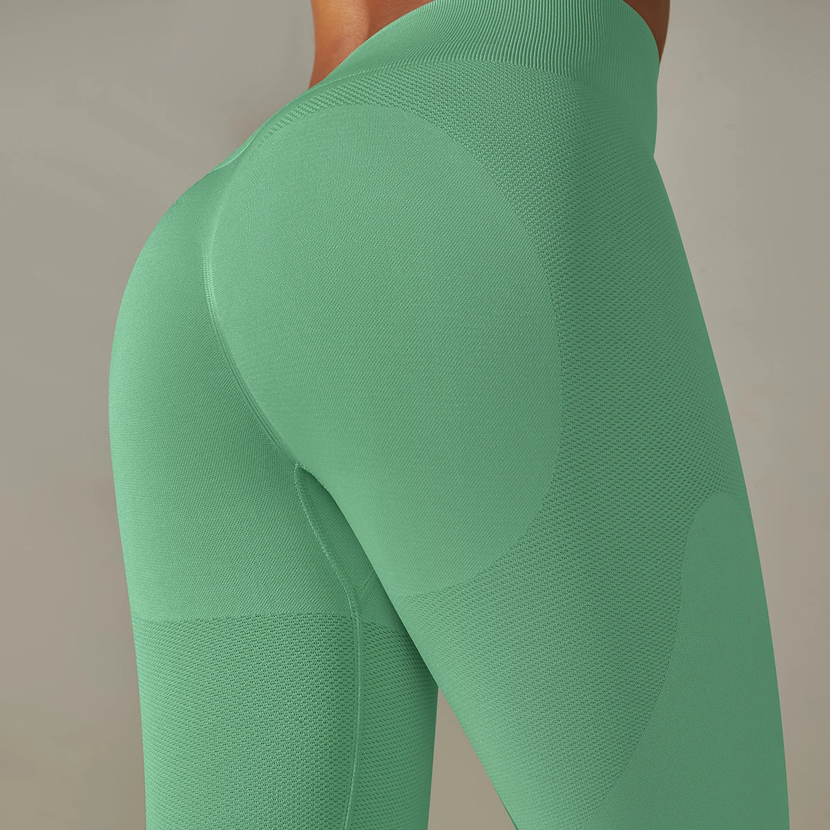 Nahtlose Leggings in Hellgrün, Nahaufnahme der Rücken- und Seitenlinie