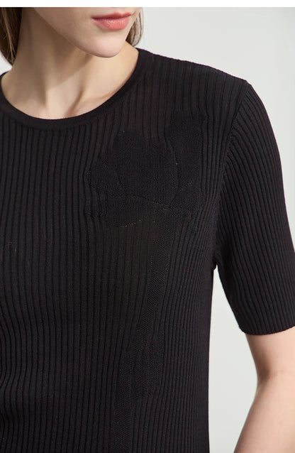 Schwarzer Kurzarm-Rippstrickpullover mit Rundhalsausschnitt, feine Rippen im Brustbereich