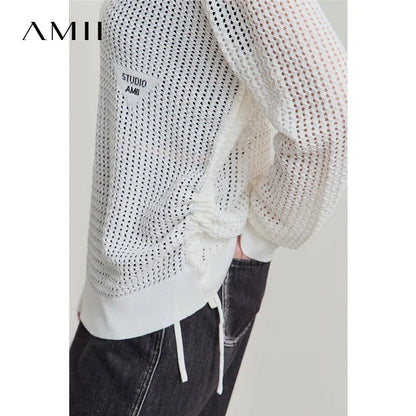 Detailansicht: weißer Strickpullover mit V-Ausschnitt und Schriftaufdruck am Ärmel