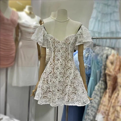 Elegantes Damenkleid mit Rundhalsausschnitt, kurzen Ärmeln und Pailletten-Patchwork-Design – ideal für besondere Anlässe.