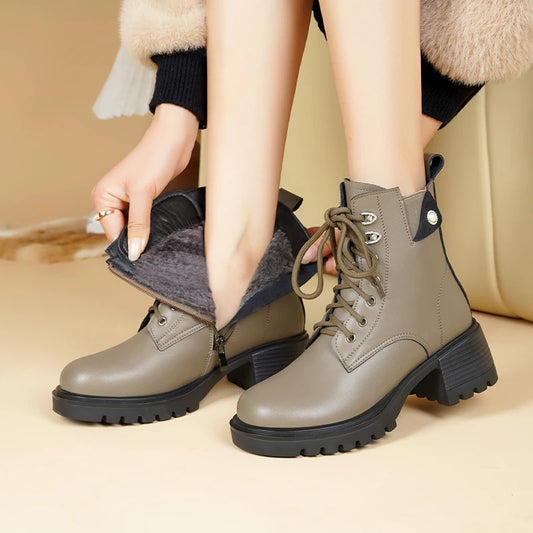 Khaki Schnürstiefeletten mit Wollfutter und profilierter Laufsohle, hoher Blockabsatz
