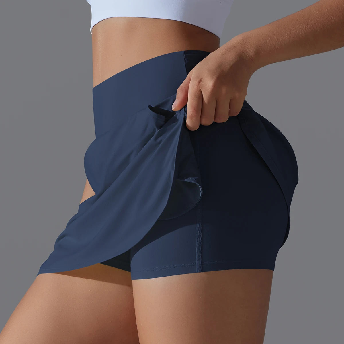 Hochtailierte Sportshorts, dunkelblau, mit seitlicher Drapierung und verdeckter Tasche