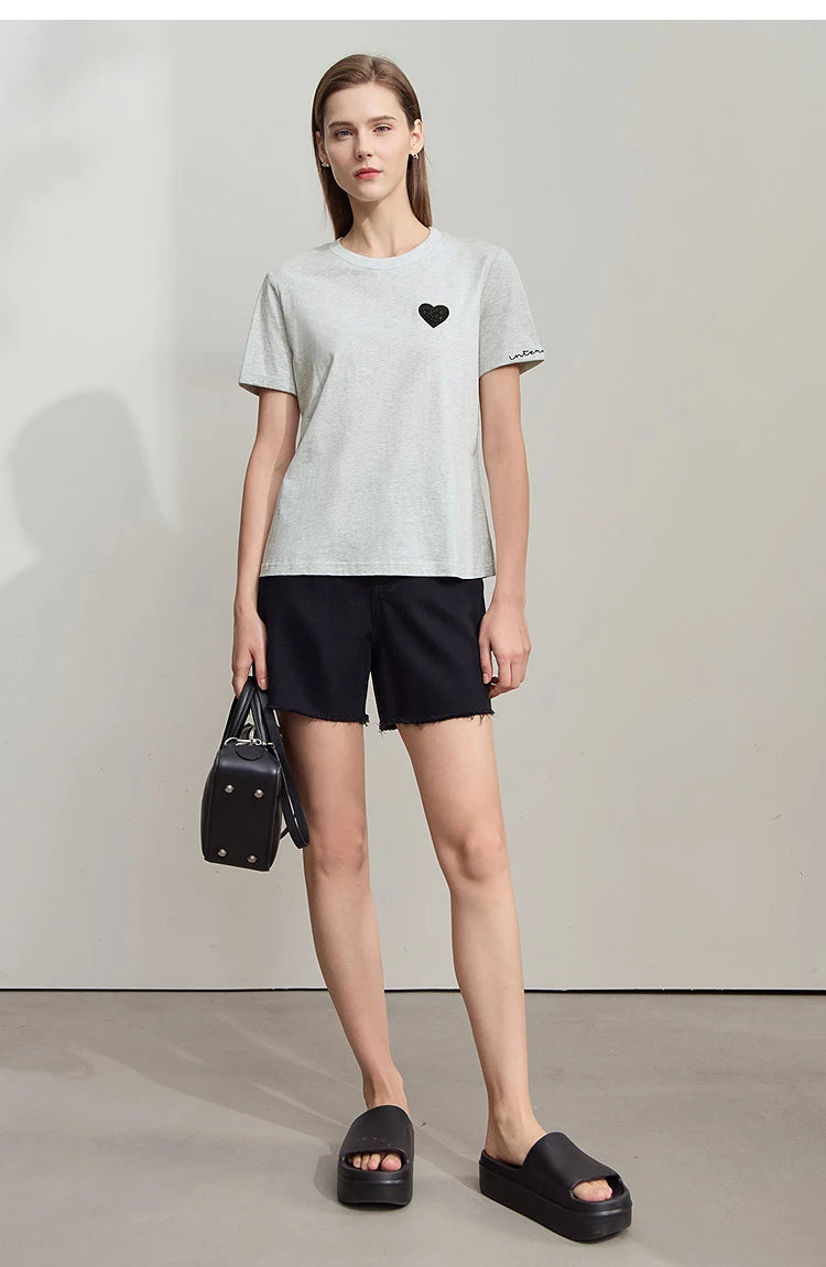 Damen T-Shirt im minimalistischen Stil mit bestickten Liebesperlen für den Sommer