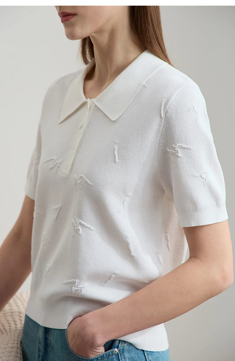 Weißer Kurzarm-Strickpullover mit Polo-Kragen, Knopfleiste und dezenter Stickerei