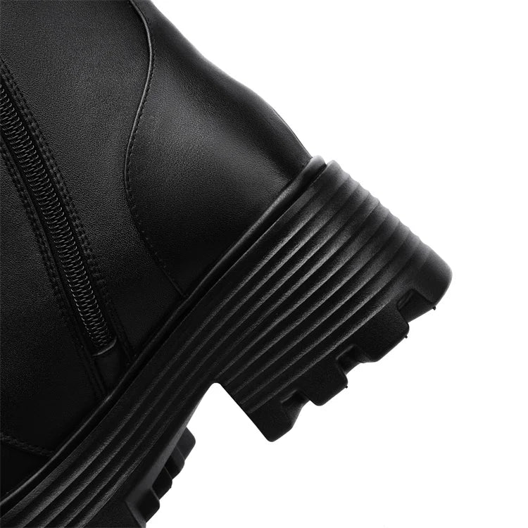 Schwarze Stiefelette mit Profilsohle und geripptem Absatz-Design am Knöchelbereich