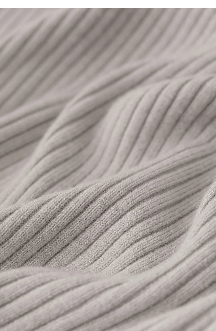 Detailansicht: Grau-beiger Strickpullover mit feiner Rippenstruktur auf der Fläche