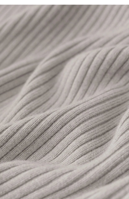 Detailansicht: Grau-beiger Strickpullover mit feiner Rippenstruktur auf der Fläche