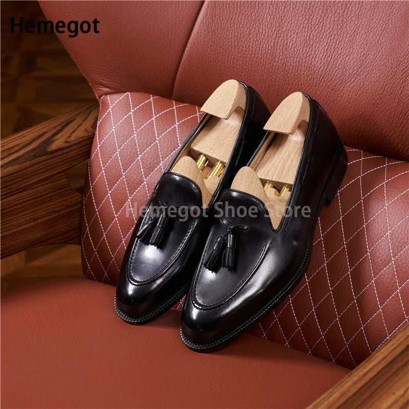 Schwarze Ledermokassins mit Quasten, Slip-on, Vorderansicht