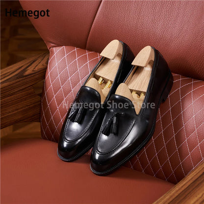 Schwarze Ledermokassins mit Quasten, Slip-on, Vorderansicht